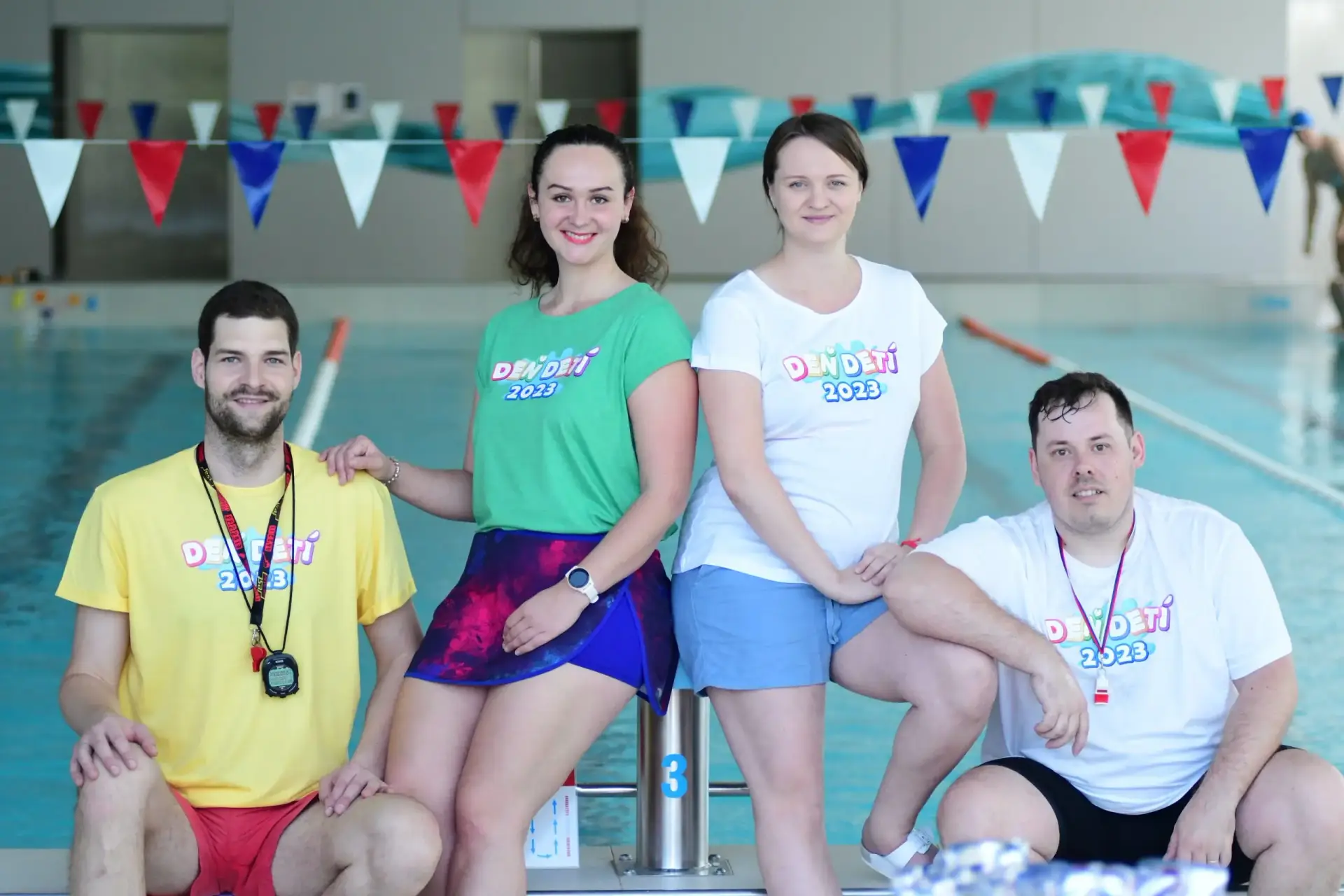 Organizačný team ktorý pripravoval celé podujaťie sediaci pri bazéne.