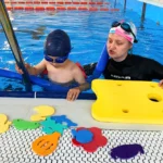 Pestré didaktické pomôcky používané v SWIM-FIT na zatraktívnenie a zefektívnenie výučby plávania.