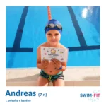 Andreas so svojím diplomom za odvahu a prekonanie strachu z vody počas plaveckého výcviku.