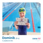 Dominik hrdo ukazuje diplom za úspešné zvládnutie techniky a odplávanie 25 metrov.