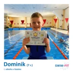 Mladý plavec Dominik s certifikátom za veľkú odvahu v bazéne pod vedením trénerky Betky.