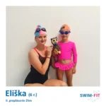 Mladá plavkyňa Eliška pózuje s diplomom za úspešné zvládnutie 25 metrovej dĺžky v bazéne SWIM-FIT.