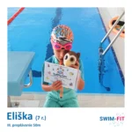 Eliška s certifikátom za vynikajúci progres a odplávanie 50 metrov počas plaveckého výcviku.