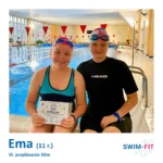 Šikovná absolventka Ema so svojím diplomom za odplávanie 50 metrov v plaveckej škole SWIM-FIT Bardejov.