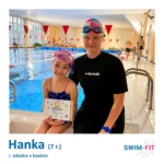 Hanka s diplomom za prekonanie strachu z vody a preukázanie veľkej odvahy počas lekcií plávania.