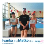 Ivanka a Maťko hrdo pózujú so svojimi diplomami za odvahu po absolvovaní kurzu plávania.