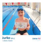 Jurko so svojím diplomom za odvahu v bazéne ako pozitívna referencia na kurzy SWIM-FIT.