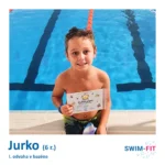 Jurko hrdo ukazuje svoj diplom za odvahu v bazéne, získaný v plaveckej škole SWIM-FIT.