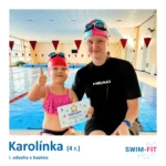 Karolínka s diplomom za prekonanie strachu z vody a veľkú odvahu v bazéne pod vedením SWIM-FIT.
