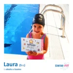 Laura s diplomom za statočnosť a odvahu vo vode po úspešnom absolvovaní plaveckého kurzu.