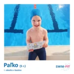 Paľko hrdo pózuje so svojím diplomom za odvahu po úspešnom kurze plávania.