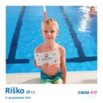 Mladý plavec Riško pózuje s diplomom za úspešné odplávanie 25 metrov v SWIM-FIT Bardejov.