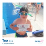 Teo so svojím diplomom za úspešné zvládnutie techniky a odplávanie 25 metrov v bazéne.