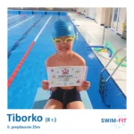 Tiborko získal diplom za úspešné odplávanie svojej prvej 25-metrovej dĺžky v SWIM-FIT.