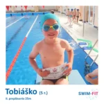 Šikovný plavec Tobiaško pózuje s diplomom za úspešné odplávanie 25 metrov v SWIM-FIT Bardejov.