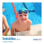 Tobiasko so svojím diplomom za preukázanú odvahu a radosť z vody počas plaveckého výcviku.