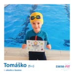 Tomáško hrdo ukazuje diplom za odvahu v bazéne, získaný v plaveckej škole v Bardejove.