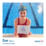 Zoe s diplomom za obdivuhodný vytrvalostný výkon 200 metrov pod vedením trénerky Betky.