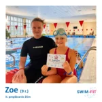 Zoe s diplomom za úspešné absolvovanie plaveckej skúšky na 25 metrov v SWIM-FIT.