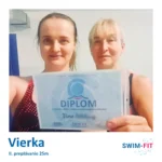 Absolventka Vierka s diplomom za úspešné odplávanie 25 metrov v kurze plávania pre dospelých v Bardejove.