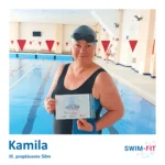 Kamila s certifikátom za odplávanie 50 metrov, preukazujúca skvelý progres v plaveckej škole SWIM-FIT.