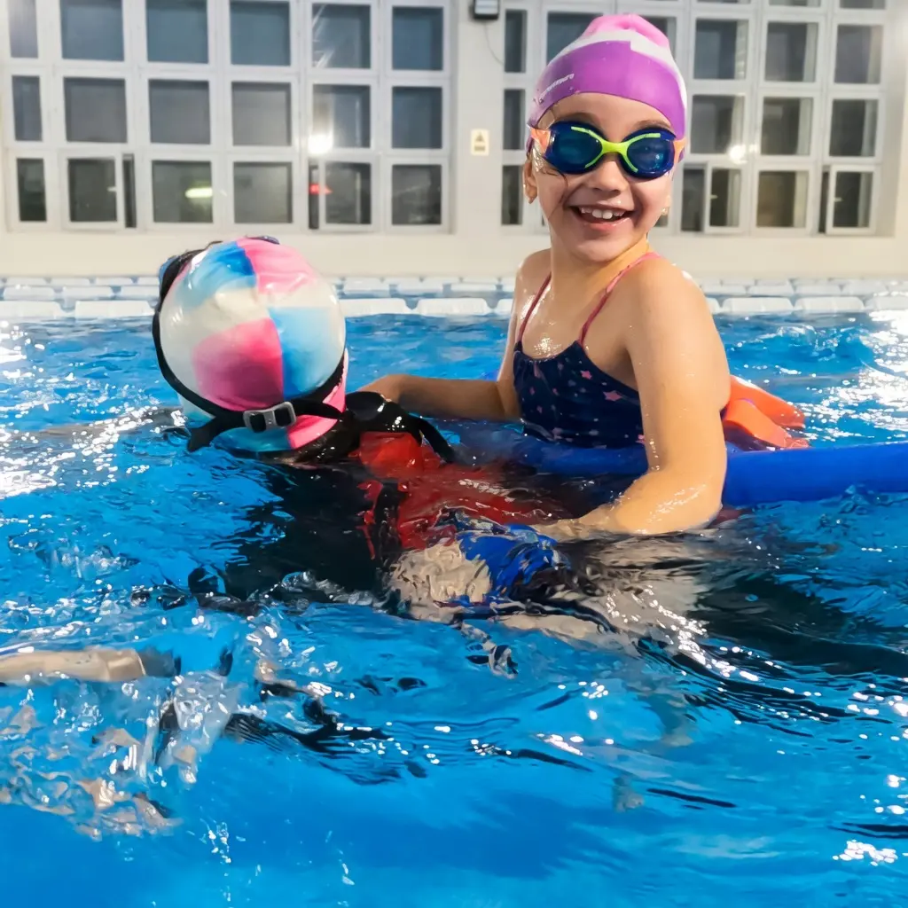Radosť a úsmev dieťaťa počas plaveckého kurzu v Bardejove ako dôkaz pozitívnej metodiky SWIM-FIT.